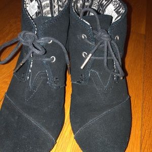 Tom's Lace up wedges